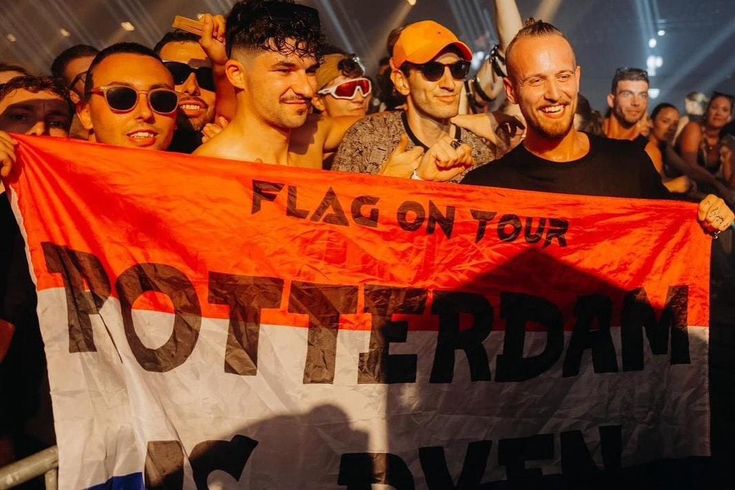 Bandiera Flag On Tour Rotterdam tenuta dal pubblico