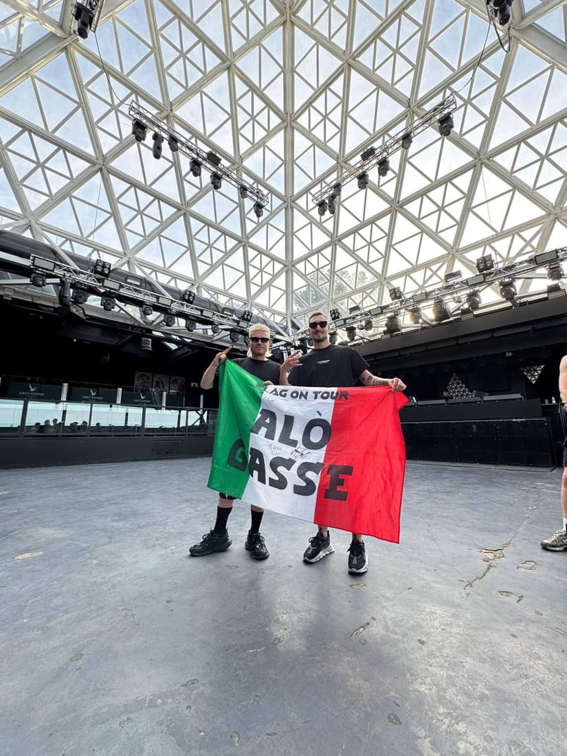 Alò con la bandiera Flag On Tour al Cocoricò