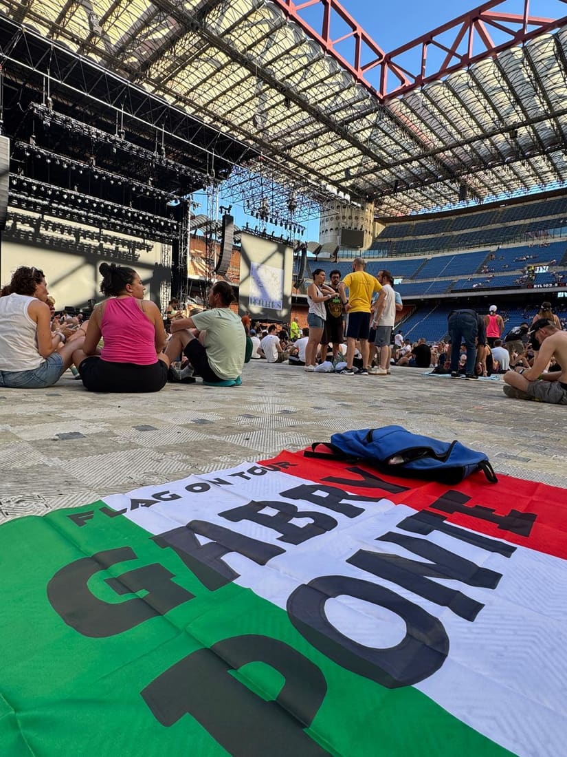 Bandiera Flag On Tour Gabry Ponte a San Siro