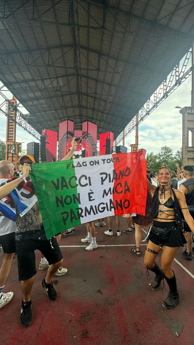 Bandiera Flag On Tour: Vacci piano non è mica parmigiano