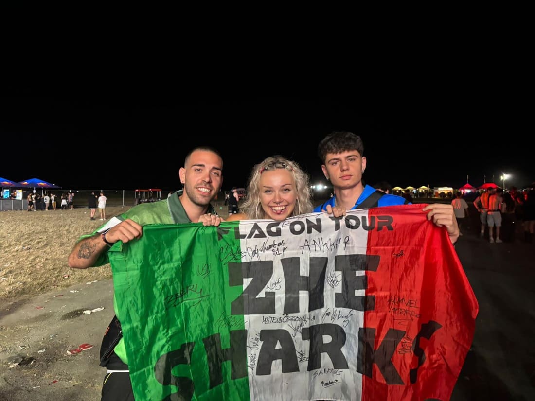Bandiera Flag On Tour Zhe Sharks firmata