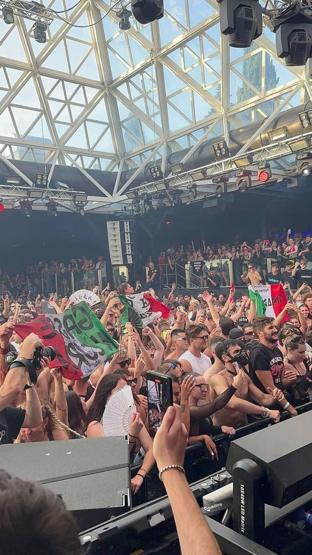 Bandiere Flag On Tour tra la folla del Cocoricò