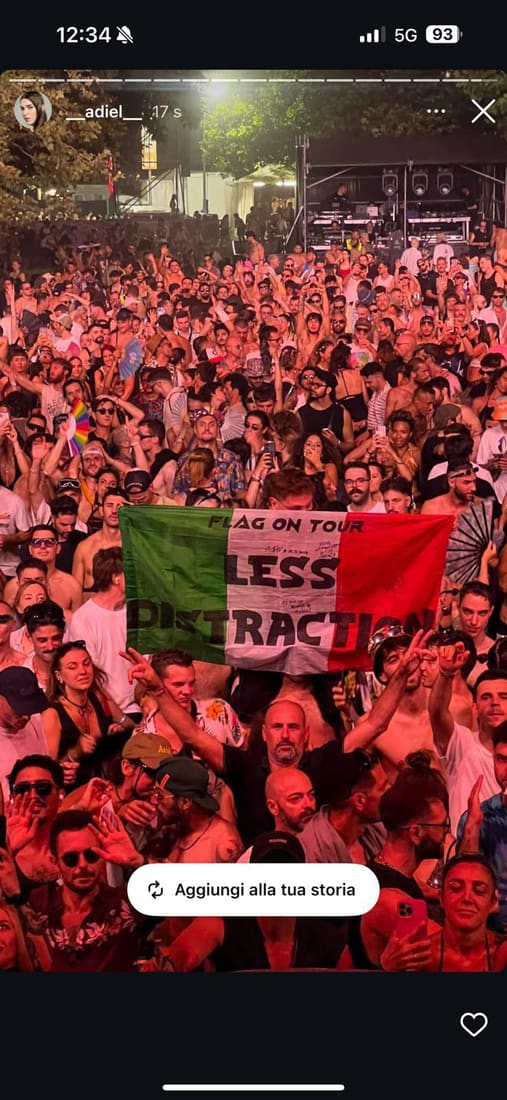 Bandiera Flag On Tour: Less distraction tra la folla