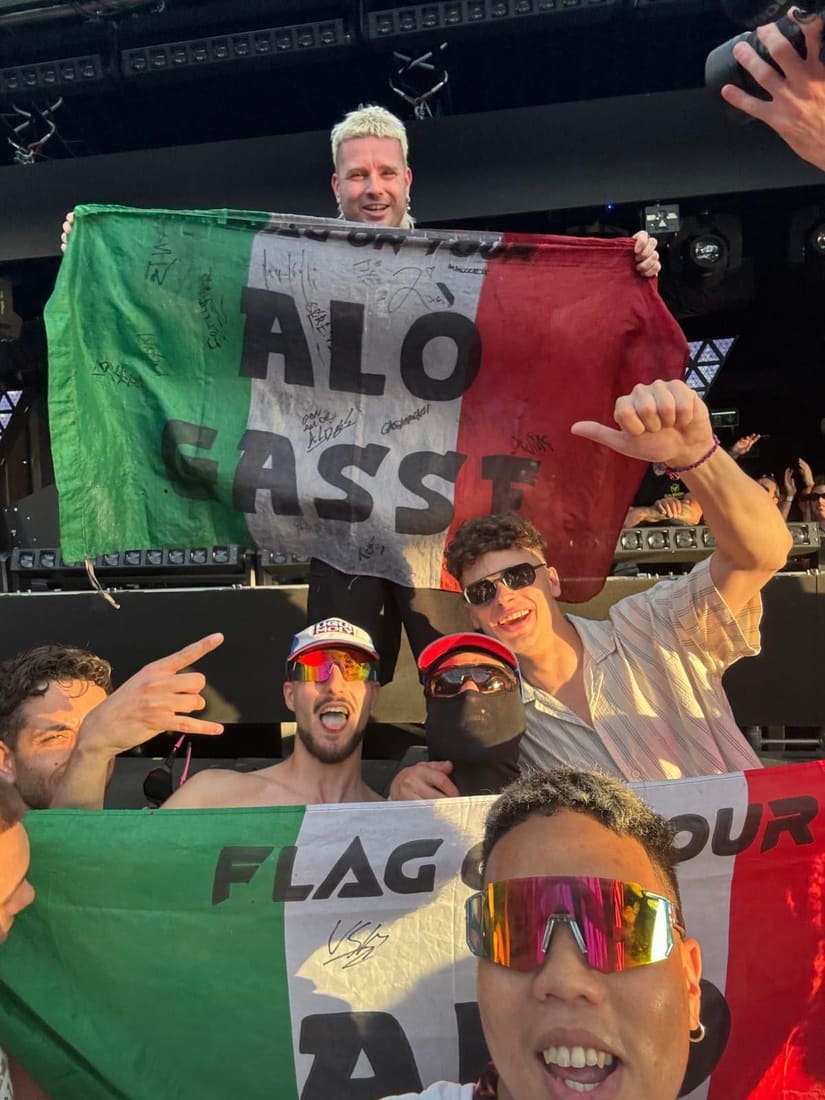 Selfie in consolle con la bandiera Alò Gasse
